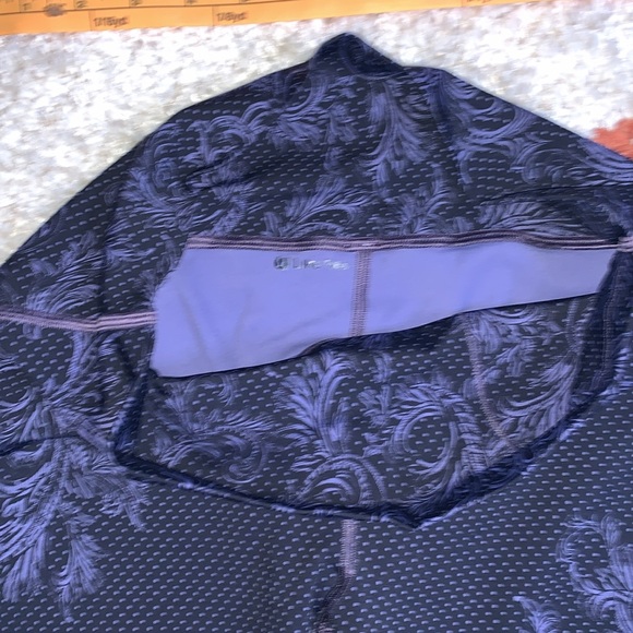 Like New- Lululemon- Size 10- High Rise Wunder Unders- 💜&🖤- 28” Inseam - Picture 5 of 13